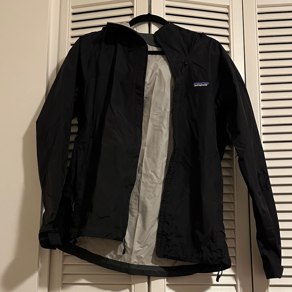 Patagonia Women’s Torrentshell 2.5L hooded Black Raincoat size Medium